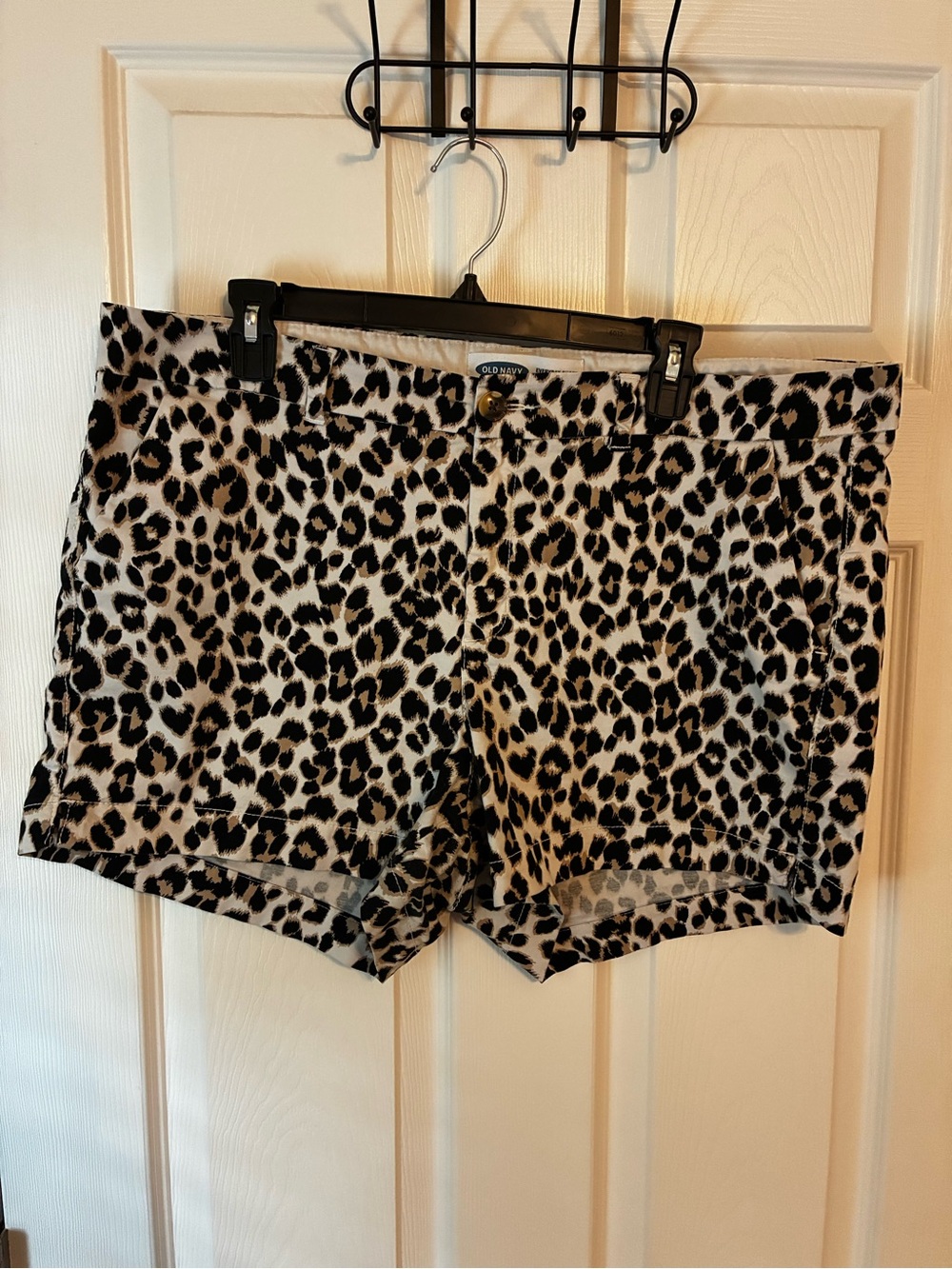 Old Navy Leopard Print Everyday Mid-Rise Shorts